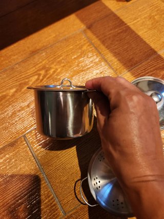 Cocinita de juguete con menaje
