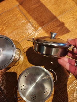 Cocinita de juguete con menaje