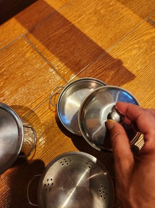Cocinita de juguete con menaje