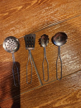 Cocinita de juguete con menaje