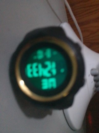 Reloj sumergible negro y dorado