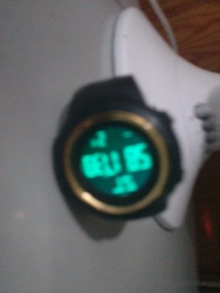 Reloj sumergible negro y dorado