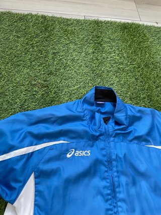 Cortavientos Asics azul y blanco