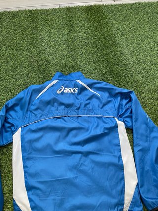 Cortavientos Asics azul y blanco