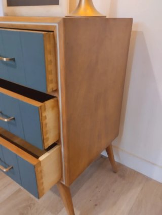 CÓMODA MID CENTURY.