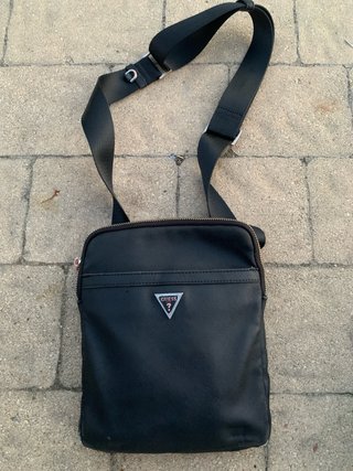 Riñonera Guess Negra