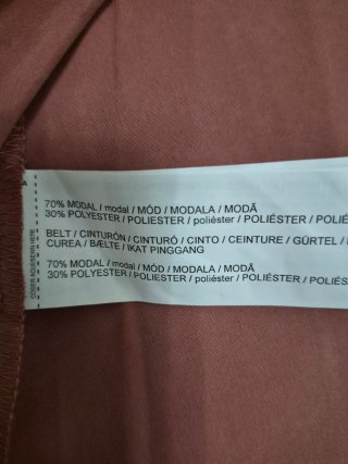 Falda rosa midi con cinturón