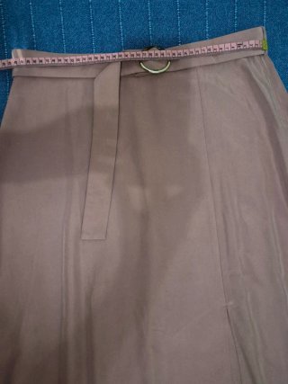 Falda rosa midi con cinturón