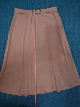 Falda rosa midi con cinturón