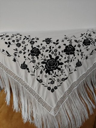Mantón bordado floral blanco y negro
