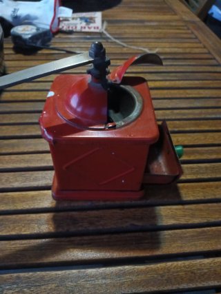 Molinillo de café antiguo rojo