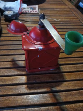 Molinillo de café antiguo rojo