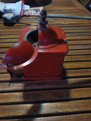 Molinillo de café antiguo rojo