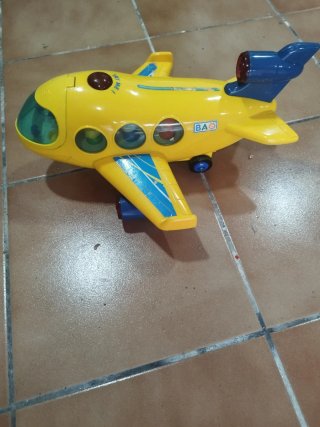 Avión de juguete amarillo