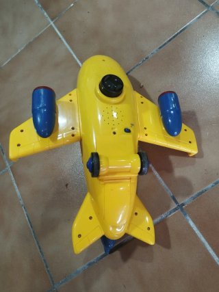 Avión de juguete amarillo