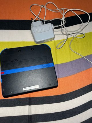Nintendo 2DS Negra + Cargador