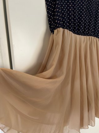 Vestido corto de lunares azul oscuro y beige