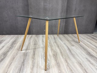 Mesa de comedor de cristal y madera