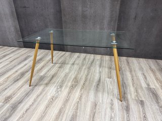 Mesa de comedor de cristal y madera