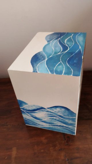 Cajonera de mesa con diseño de olas pintado a mano