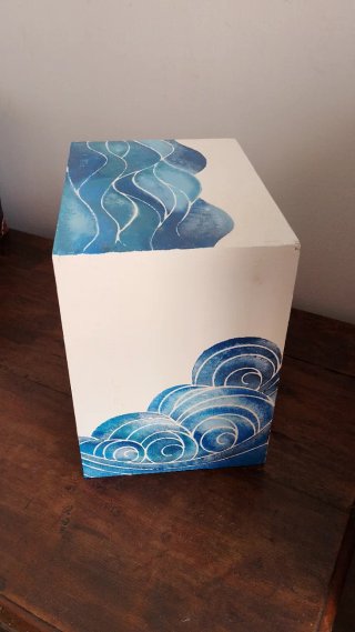 Cajonera de mesa con diseño de olas pintado a mano
