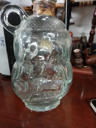 Botella de cristal antigua con asa