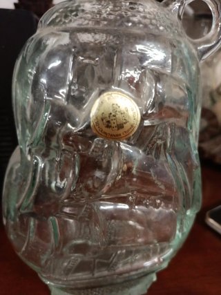 Botella de cristal antigua con asa