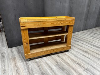 Barra móvil madera con ruedas