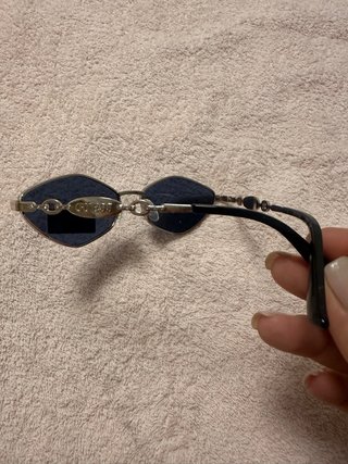 Gafas Guess negras y plateadas