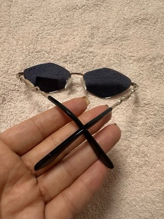 Gafas Guess negras y plateadas