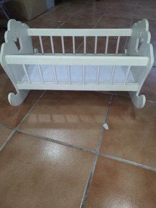 Cuna de madera para muñecas