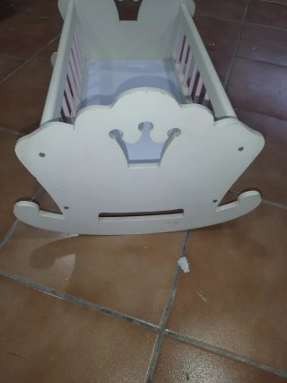 Cuna de madera para muñecas