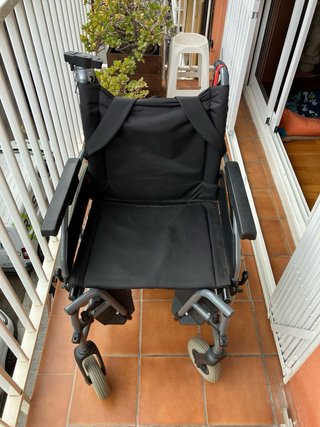 Silla de ruedas con motor, plegable