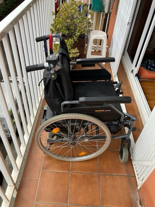 Silla de ruedas con motor, plegable