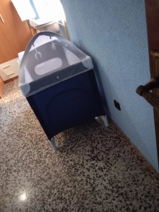 Cuna de viaje azul con mosquitera