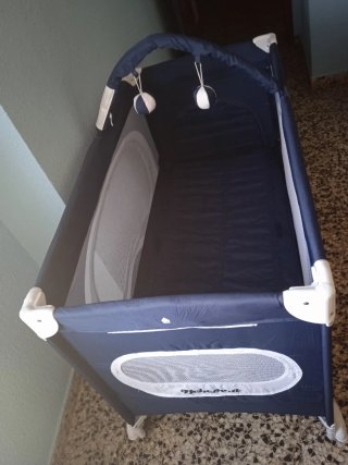 Cuna de viaje azul con mosquitera