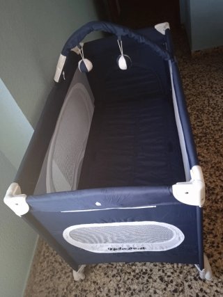 Cuna de viaje azul con mosquitera