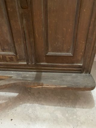 Recibidor antiguo de madera tallada.