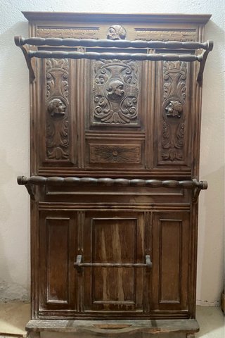 Recibidor antiguo de madera tallada.