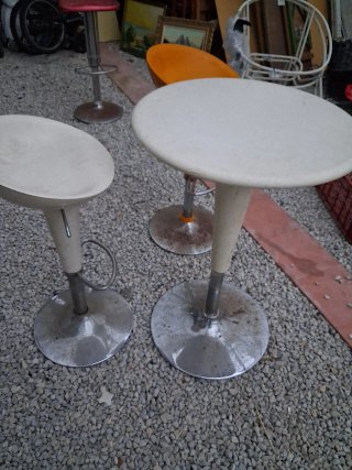 Mesa y 2 taburetes