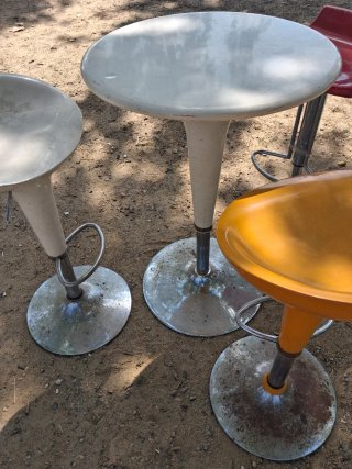 Mesa y 2 taburetes