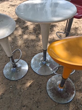 Mesa y 2 taburetes