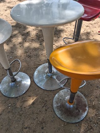 Mesa y 2 taburetes