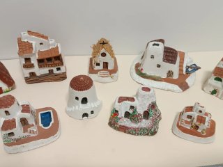 Casas típicas de terracota policromada
