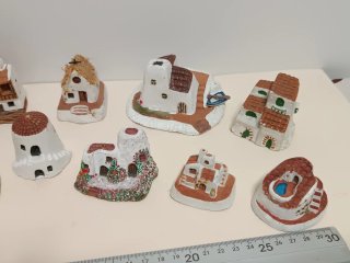 Casas típicas de terracota policromada