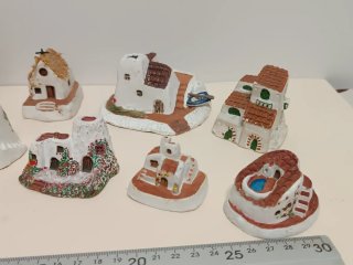 Casas típicas de terracota policromada