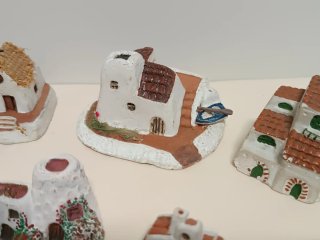 Casas típicas de terracota policromada