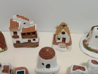 Casas típicas de terracota policromada