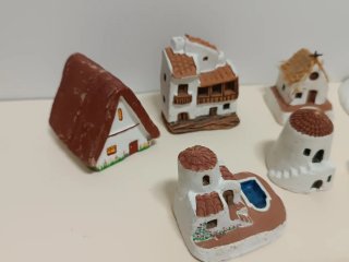 Casas típicas de terracota policromada