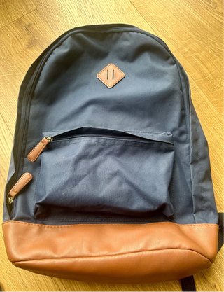 Mochila unisex azul marino con detalles piel
